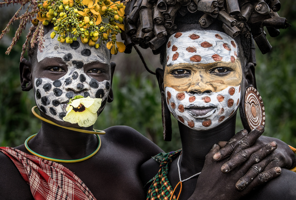 Two surmi tribe girls - Ethiopia à Joxe Inazio Kuesta Garmendia