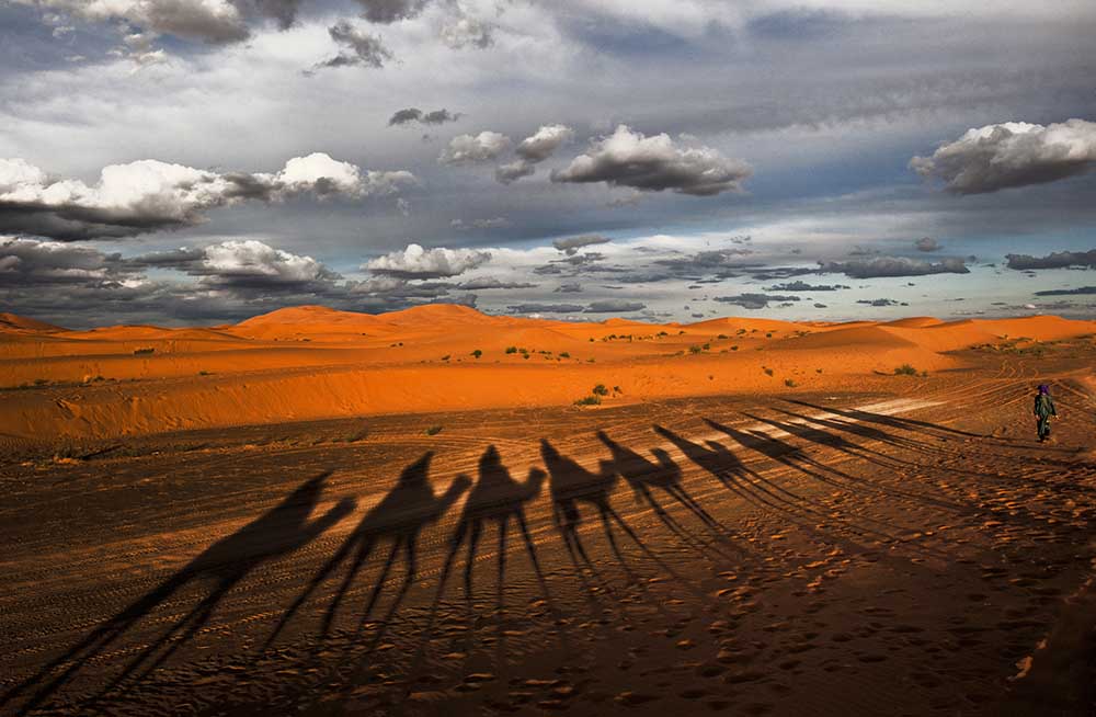 Through the dunes of Merzouga (Morocco) à Joxe Inazio Kuesta