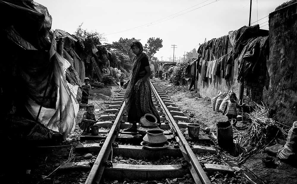 A scene of life on the train tracks - Bangladesh à Joxe Inazio Kuesta