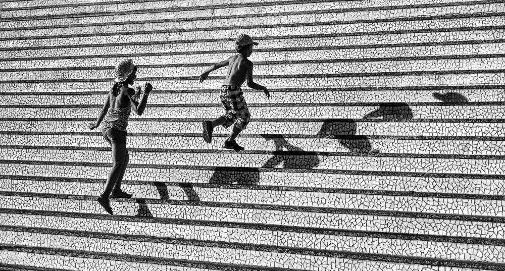On the stairs . à Juan Luis Duran