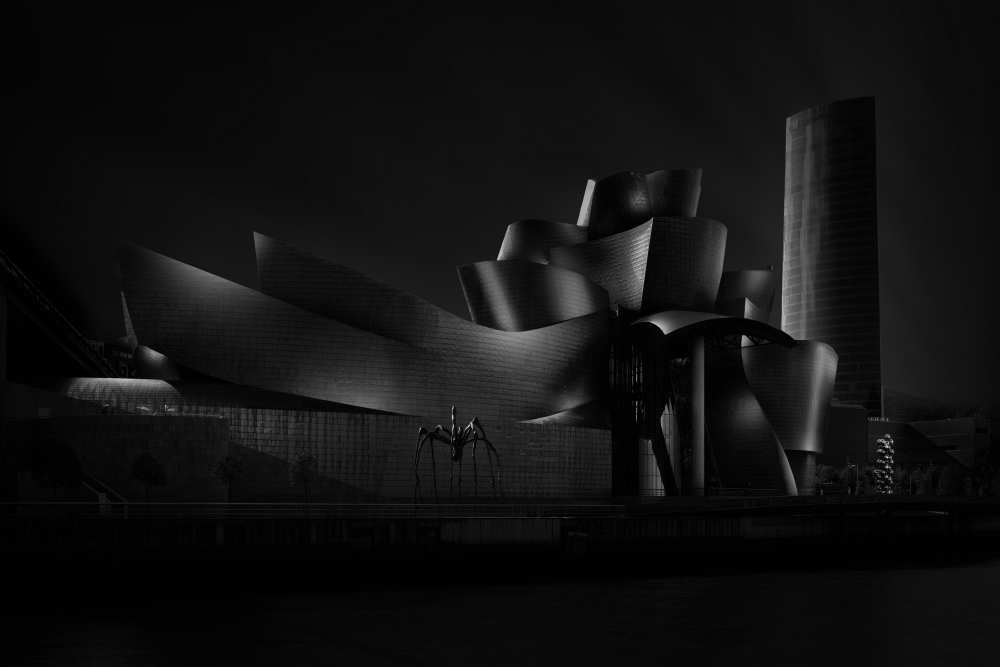 Black (Guggenheim) angle IV à Juan Pablo de