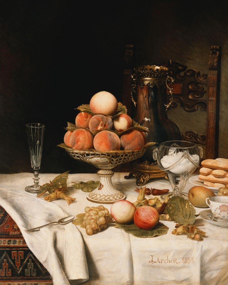 Pfirsiche in einer Obstschale, Trauben, Äpfel, Haselnüsse und Gebäck auf einem gedeckten Tisch à Jules Larcher