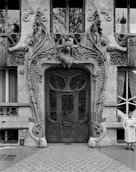 Entrance door to the apartments at 29 Avenue Rapp, designed in 1901 (b/w photo)  à Jules Lavirotte