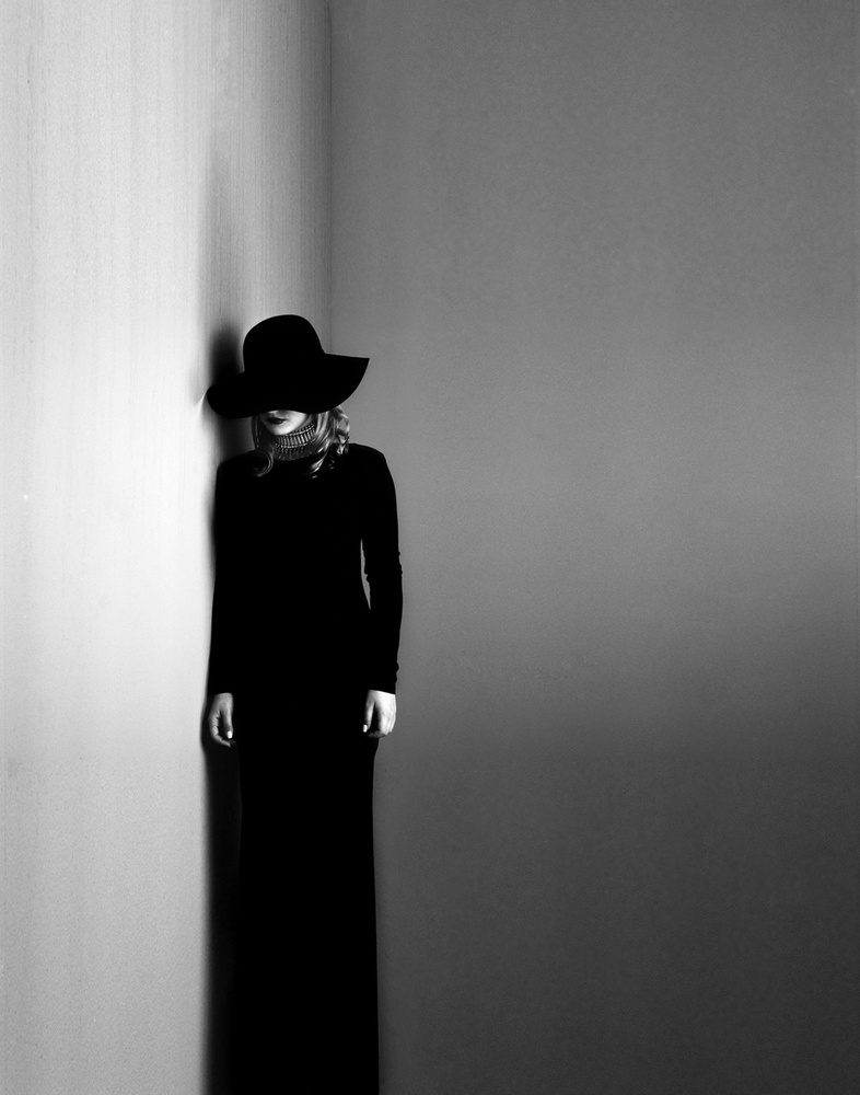 Black dress, white soul à Kalynsky