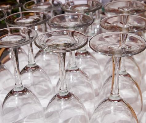 Wine glasses in restaurant à Ken Welsh