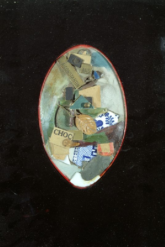 Mirror (mixed media on ivory with velvet surround) à Kurt Schwitters