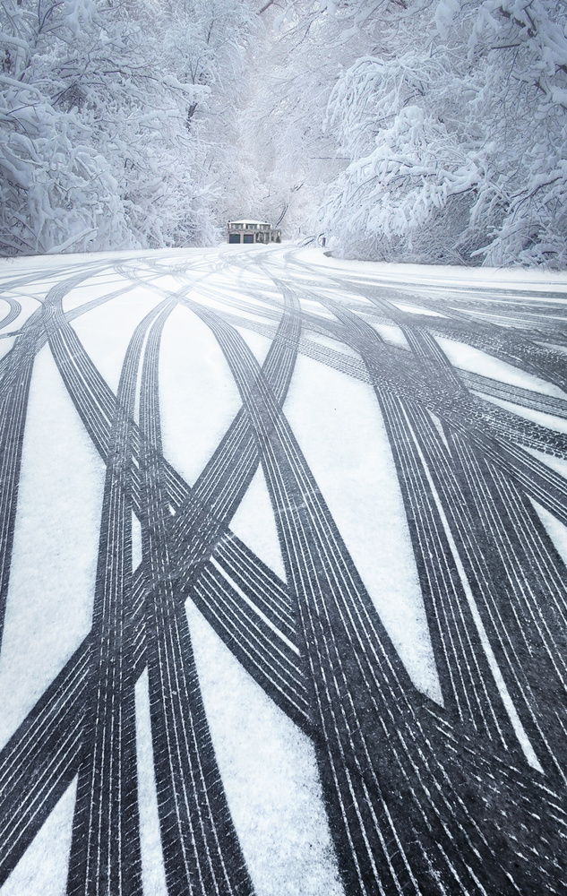 Wheel tracks in snow à Larry Deng