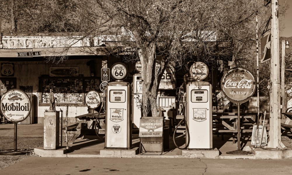 Station on Route 66 à Larry J. Douglas