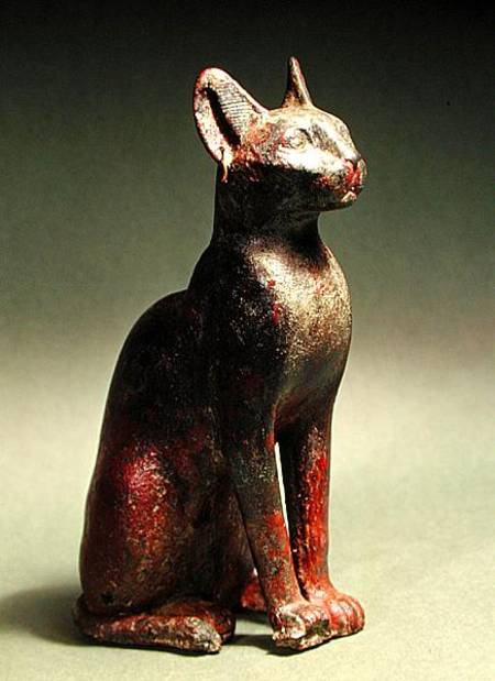 Statuette of a cat with gold earrings, the sacred representation of the goddess Bastet à Late Period Egyptian