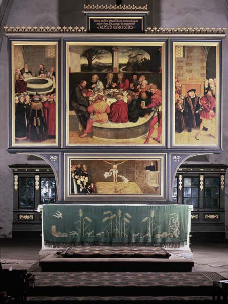 Altar with a Triptych depicting: left panel, Philipp Melanchthon (1497-1560) performing a baptism as à Lucas Cranach l'Ancien