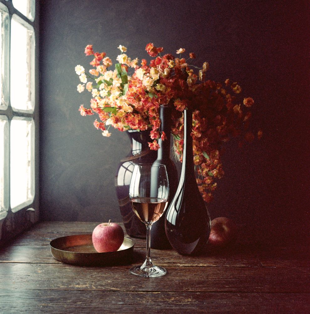 Still Life with Wine and an Apple à Luiz Laercio