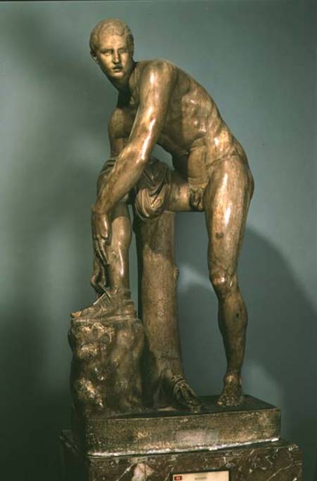 Hermes tying his sandal, Roman copy of a Greek original attributed to Lysippos à Lysippos