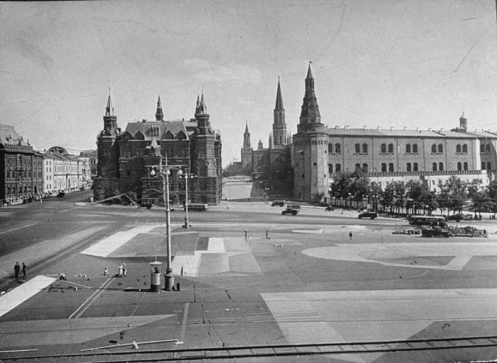 The camouflage of Manezhnaya Square in Moscow 1941 à Ma Bourke-white