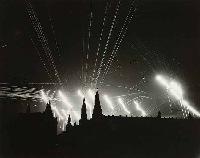 Air Raid over the Kremlin, Moscow, 1941 à Ma Bourke-white