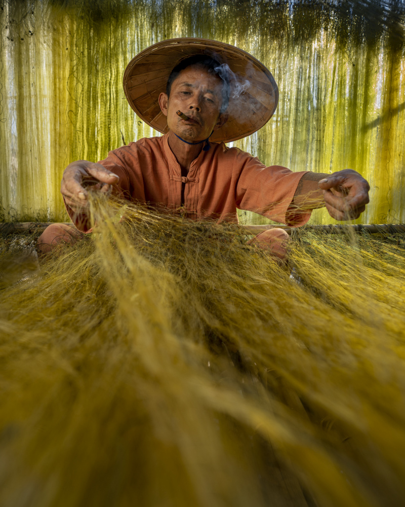 A fisherman preparing his nets ready for the next Catch à Mahendra Bakle