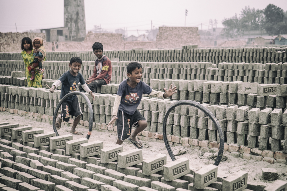 Children games at brickyard in Dhaka à Marcel Rebro