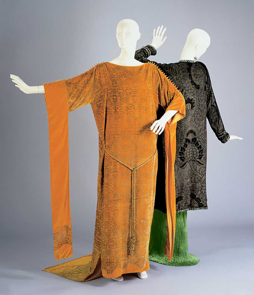 Evening coat and Dress with sash à Maria & Fortuny y Madrazo, Mariano Gallenga