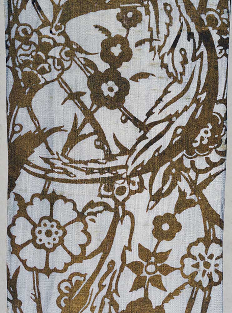 White fabric with floral decoration printed in gold, after 1910 à Mariano Fortuny y Madrazo