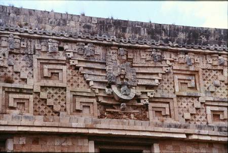 Carving detail from the Nunnery Quadrangle, Late Classic Maya à Mayan