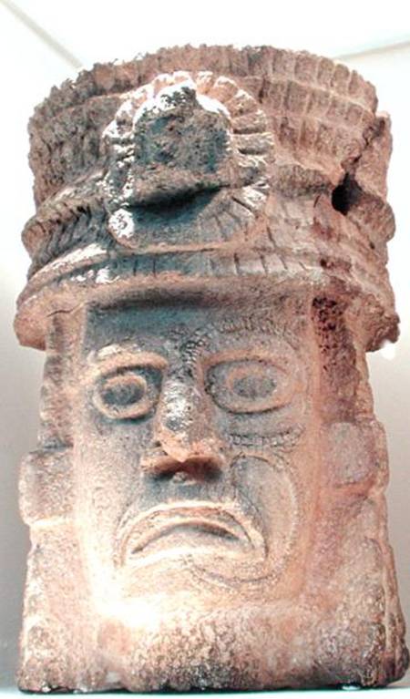 Figure wearing a feathered hat à Mayan