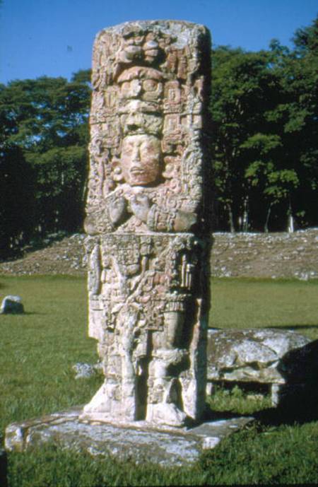 Stele of King in Grand Plaza à Mayan