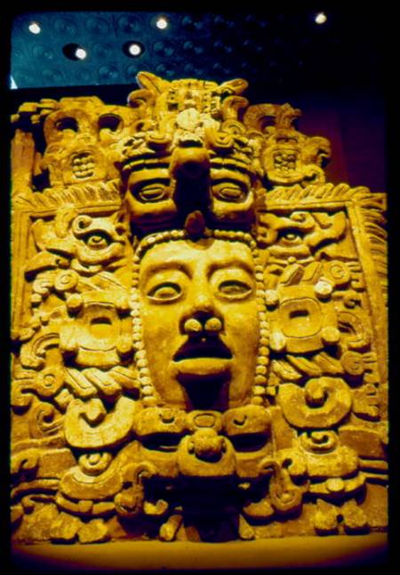 temple wall with head of sun god à Mayan