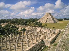 View of Temple of the 1000 Columns with the Pyramid of Kuculcan (photo) 