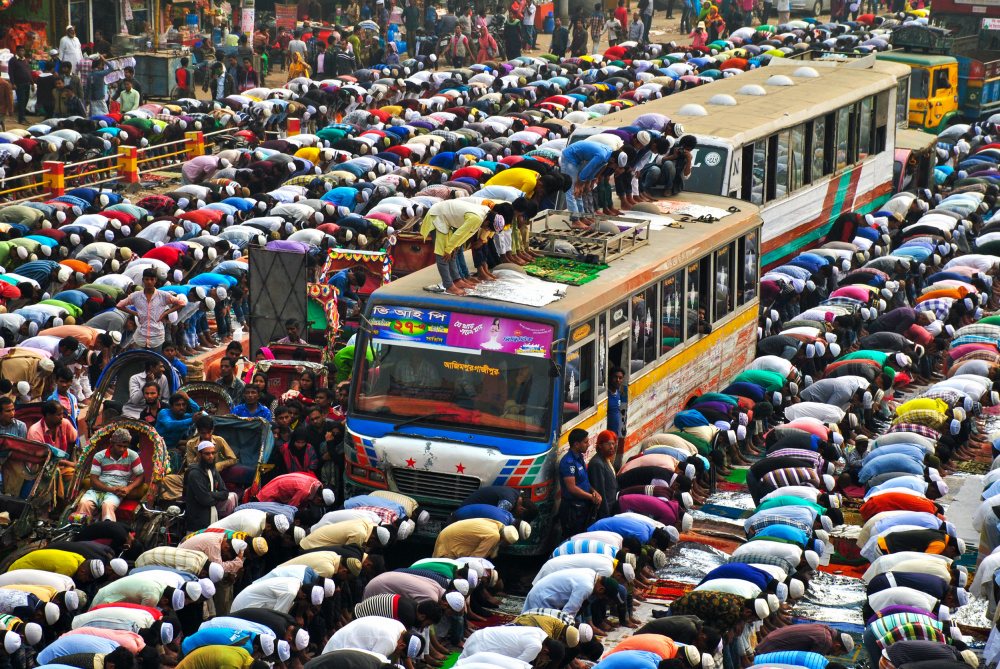 Prayer on bus rooftop à MD MAHABUB HOSSAIN KHAN