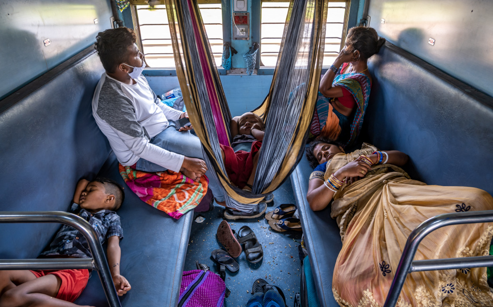 An Indian family travelling by train à Md Sabbir