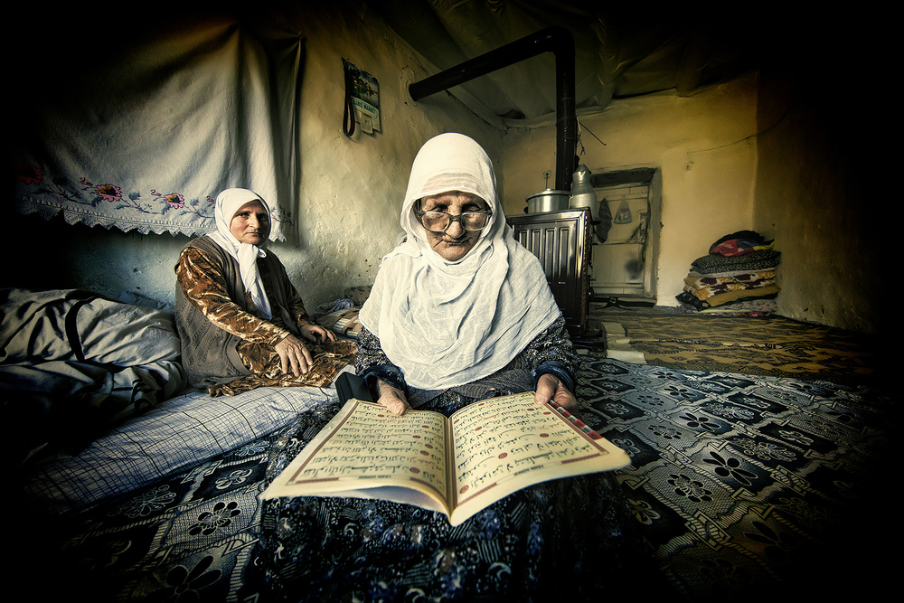 The old woman is reading the Koran. à Mehmet Çetin