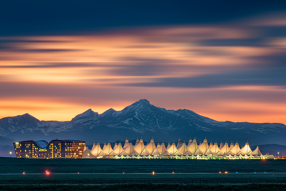 Denver International Airport in dusk with Longs Peak as background à Mei Xu