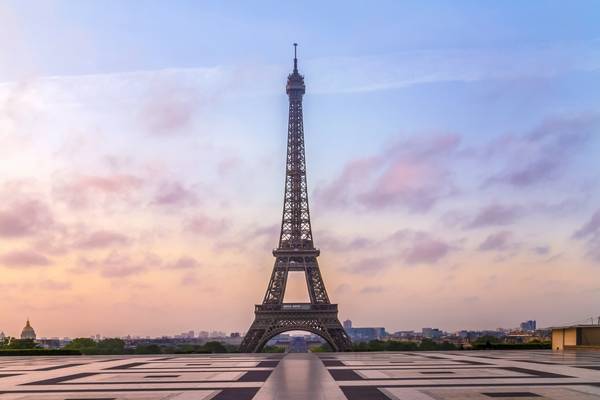 Tour Eiffel à Paris au lever du soleil à Melanie Viola