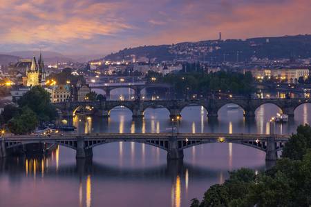 Vue du soir sur les ponts de la Vltava à Prague
