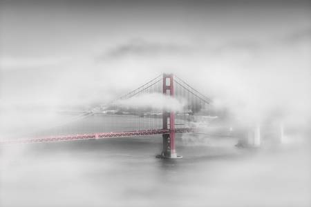 Golden Gate Bridge dans le brouillard | colorkey