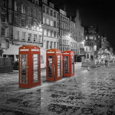Cabines téléphoniques rouges sur le Royal Mile à Édimbourg - Colorkey