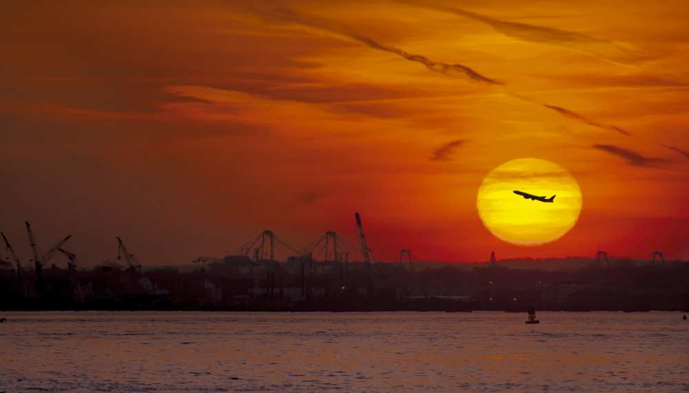 Sunset: New York Harbor à Michael Castellano