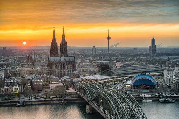 Blick über Köln bei Sonnenuntergang à Michael Valjak