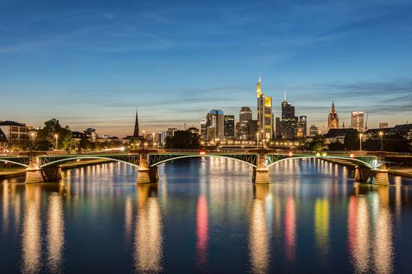 Frankfurt Skyline und Ignatz-Bubis-Brücke à Michael Valjak