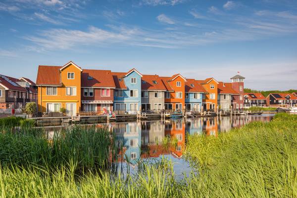 Häuser im Reitdiephaven in Groningen in den Niederlanden à Michael Valjak