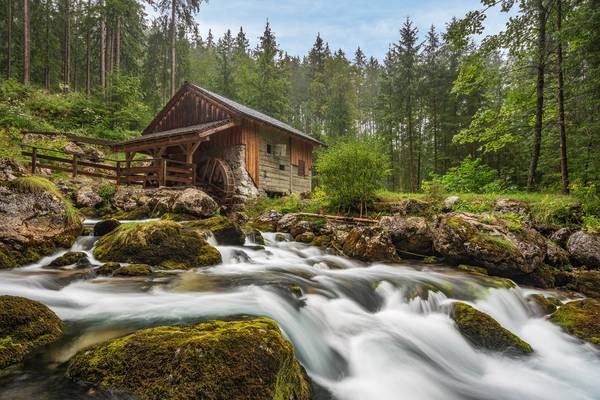 Mühle am Gollinger Wasserfall in Österreich à Michael Valjak