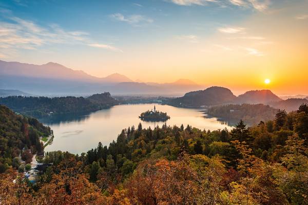 Sonnenaufgang am Bleder See in Slowenien im Herbst à Michael Valjak