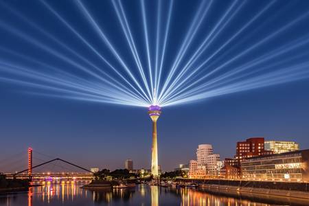 Düsseldorf Lichtshow auf dem Rheinturm zur blauen Stunde