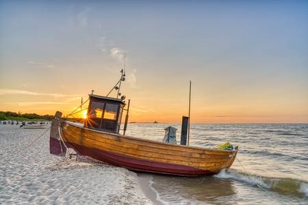 Fischerboot am Strand auf Usedom Sonnenuntergang
