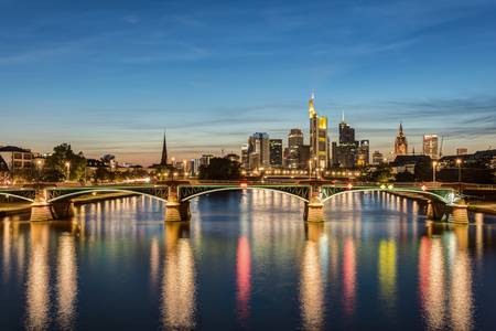 Frankfurt Skyline und Ignatz-Bubis-Brücke