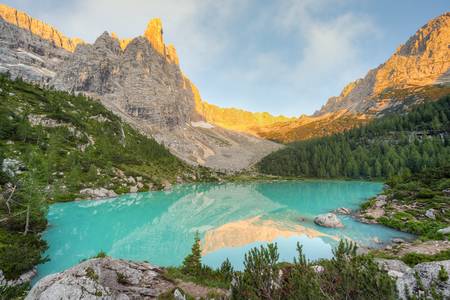 Morgens am Lago di Sorapis in den Dolomiten