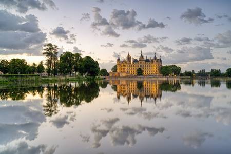 Schweriner Schloss am Morgen