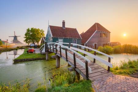 Sonnenaufgang in Zaanse Schans in Holland