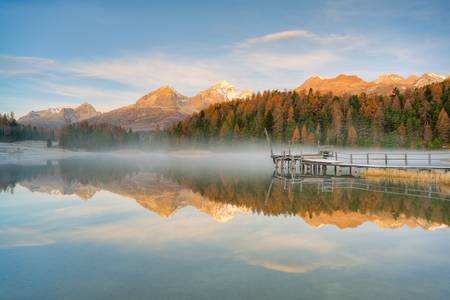 Stazersee im Engadin in der Schweiz kurz vor Sonnenaufgang