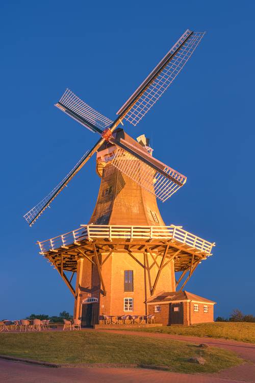 Windmühle in Greetsiel in Ostfriesland à Michael Valjak