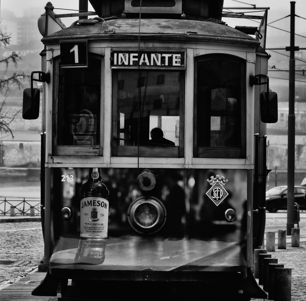 Tramway in Porto Portugal à Michel Fournol